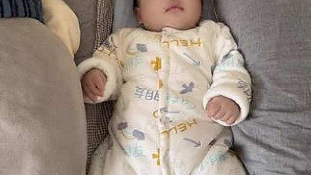 这么频繁摇头是缺钙还是怎么？摇得不顺心大家都别想睡#人类幼崽迷惑行为大赏 #婴儿睡觉为何总是摇头 #