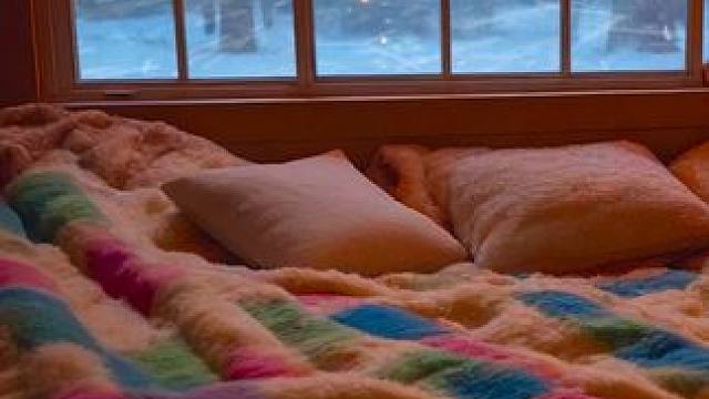 森林小屋的暴风雪夜，在温暖的壁炉旁放松入睡吧 #助眠视频 #解压助眠 #我的小窝 #睡眠音乐 #白噪