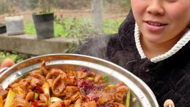 今天欧妹炒了一大锅酸辣肥肠吃过瘾 #美食  #农村生活 #记录生活