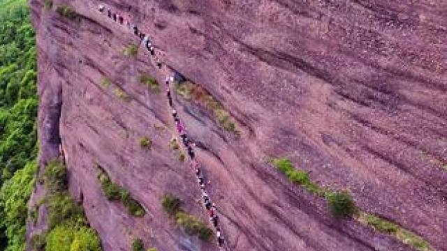 春节来剑门关猿猱道上打卡的各地游客勇士#一道险峻的山崖之巅 #敬畏自然 #剑阁是个好地方#广元这一年