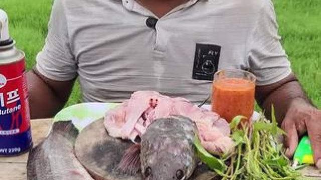 东南亚大叔‍♂️吃鱼生 #东南亚美食 #把家乡的味道分享给大家 #粗茶淡饭吃起香农村生活 #舌尖上的