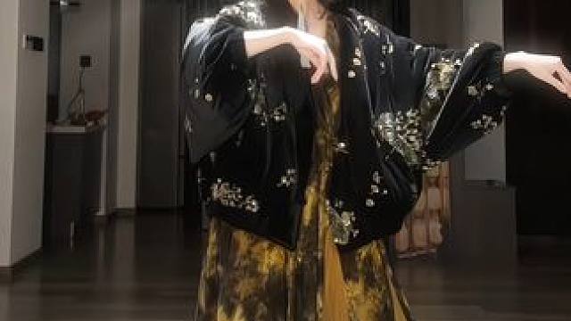 “她还陷在那段隔世经年的梦～” #过年就跳这个 #向全世界展示中国舞 #国风 #