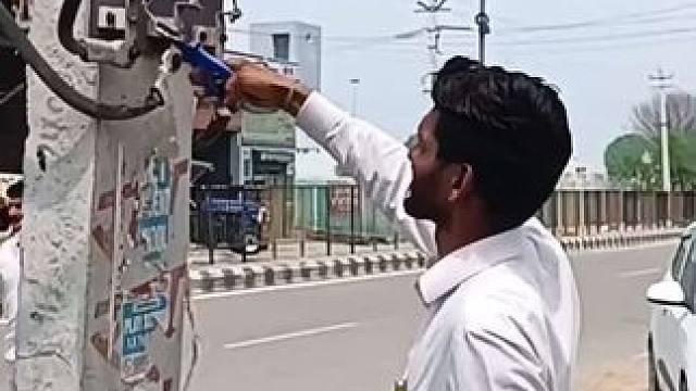 印度电工更换保险丝设备维修。#印度电工 #极度舒适 #解压时刻 #印度生活