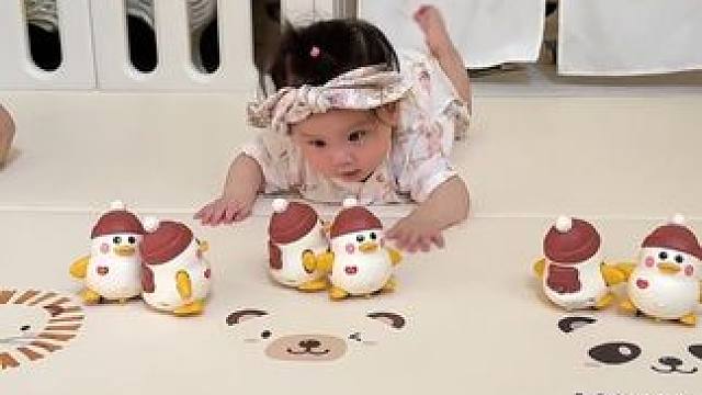 今天和小鹅一家玩的很开心#宝宝抬头训练  #自己玩的不亦乐乎  #被萌娃的表情拿捏了  #永远会被萌