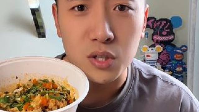 有点儿小臭#红油抄手 #汉堡 #炸鸡