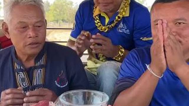 泰国大叔吃牛肉生 #泰国美食 #泰国生活 #东南亚美食#泰国牛肉刺身