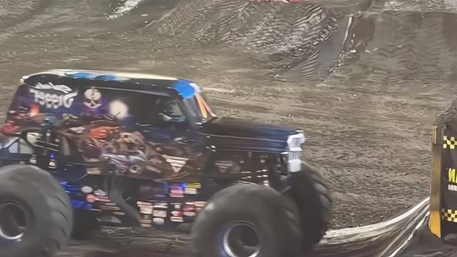 看完大脚车才知道什么是顶级悬挂#极限运动 #大脚车 #越野场地赛 #专业动作请勿模仿