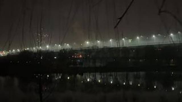 城市禁燃禁放 都跑河堤上挨冻了#