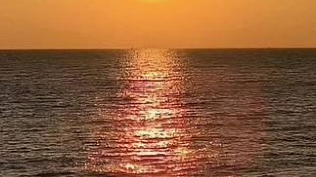 夕阳无限好，引来无数游客观赏#手机摄影 #日落 #厦门风景 。