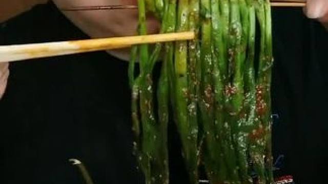 #18年拍的 吃的烤韭菜，炒方便面#这一碗好过瘾