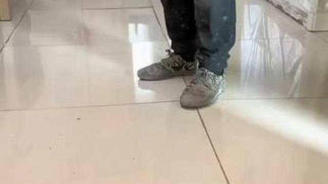 瓷砖起翘，一个人还不行，得两个人才能压下去！