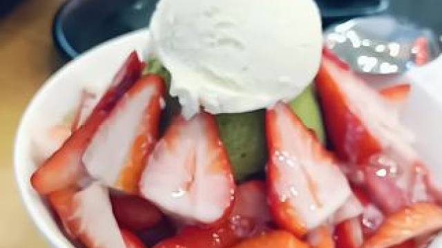 #一口一口把你吃掉 #想怎么吃就怎么吃 #吃草莓的仪式感 #治愈系美食