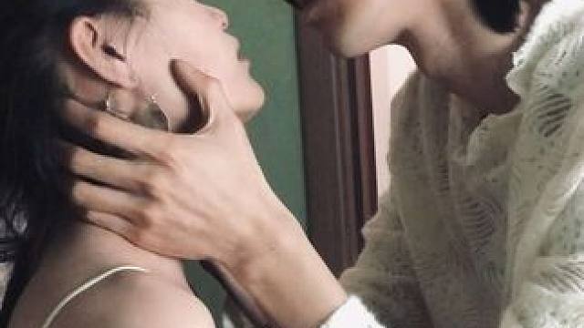 “靠近你就靠近了痛苦 离开你就离开了幸福” 