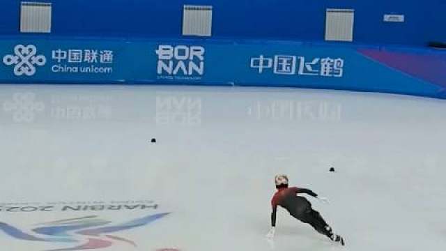 7日短道速滑比赛结束后，中国和韩国运动员留下来训练接力，还互相助推，还是很和谐的​​​