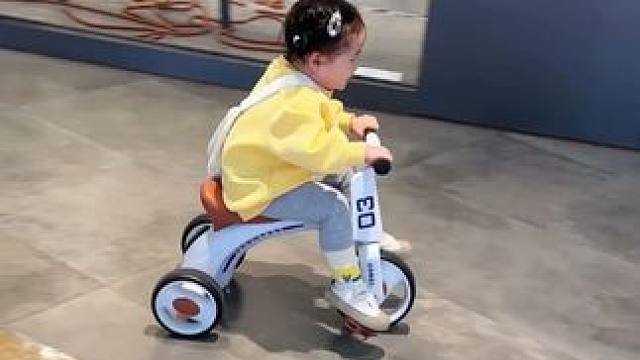 1岁半以后小三轮车就可以给娃安排上了，出门溜娃走哪骑哪真的很酷!每天骑行半小时好处多多，运动量也能轻