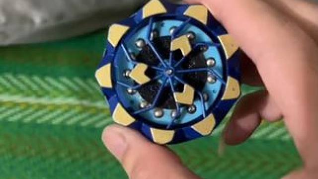 请你看不一样的烟花~ #有男生会拒绝这个玩具吗 #酷炫 #陀螺玩具