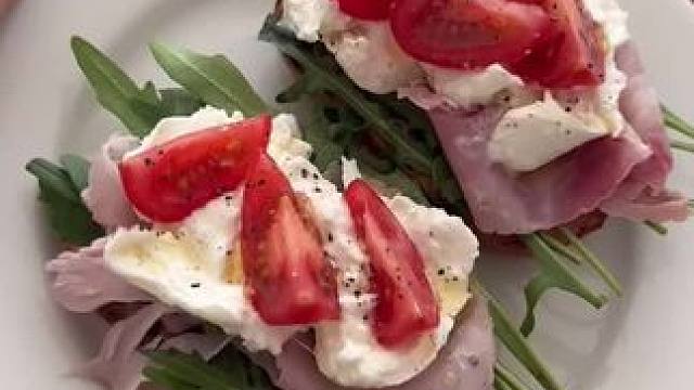 早午餐番茄火腿布拉塔奶酪开放三明治 #我的厨房日记 #一人食记 #vlog美食记 #合理饮食营养均衡