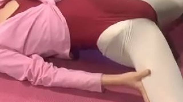 舞蹈基本功，小妹们强忍泪水 #舞蹈课堂随拍 #软开度训练 #开腿拉伸