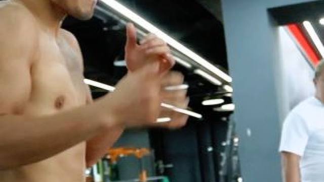 从小背井离乡，独自闯荡！摸爬滚打谋一生路，格斗之路！
何为天赋，只不过日复一日年复一年罢了！这也算是