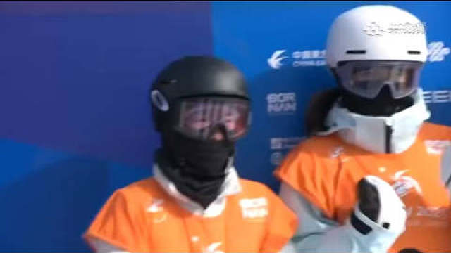 这枚金牌的背后，是李方慧等中国运动员无数个日夜的艰苦训练，是他们对冰雪运动的热爱与执着，也是他们顽强