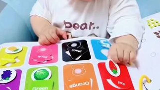 我家5个月后进入手部敏感期。喜欢吃手，撕抽纸，撤数据线，医生‍⚕️说这个年龄的宝宝需要锻炼手部精细动