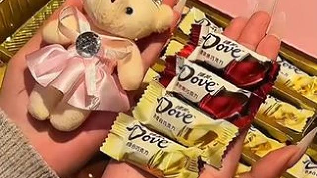 原来德芙的意思是 Do you love me ~打开的瞬间简直太惊喜了，哪个女孩子能不喜欢啊#德芙