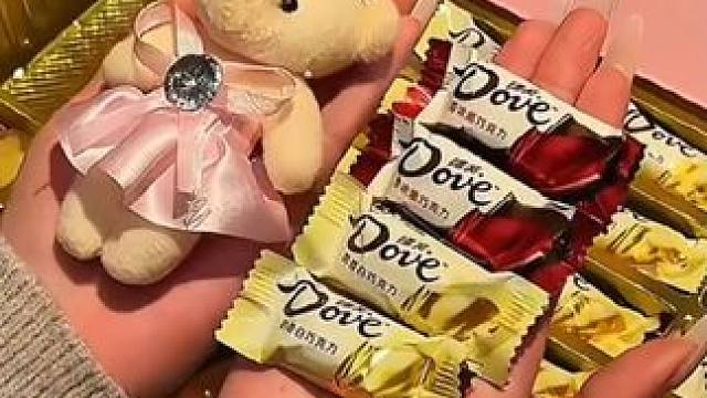 今年的情人节拿出这个心都快要融化了，丝滑的口感，可爱的包装 #情侣礼物推荐 #礼物推荐 #德芙巧克力