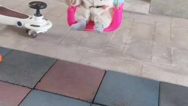 哈哈哈几个月小孩玩秋千这表情