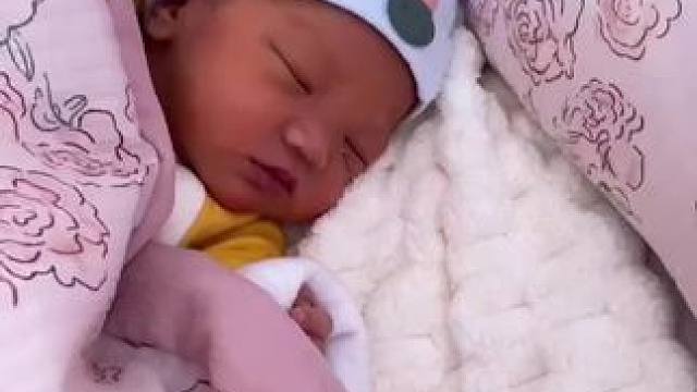 出生5天的宝宝晒太阳了