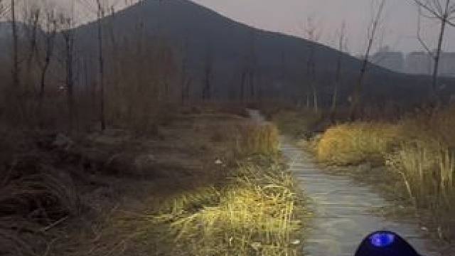 晚上骑着骑着就迷路了，一个人骑车有没有害怕过，#cbr400r 这个车还能越野，只管冲#爱机车爱生活