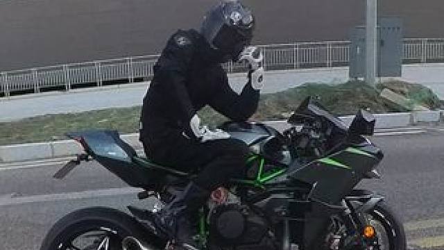 教你们如何一招拿捏女骑#机车 #女骑 #川崎H2