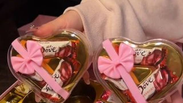 其实过#情人节 并不用送那些昂贵的礼物，只要用心就好，但要是你不知道送什么的话，那不妨看看左下角的这