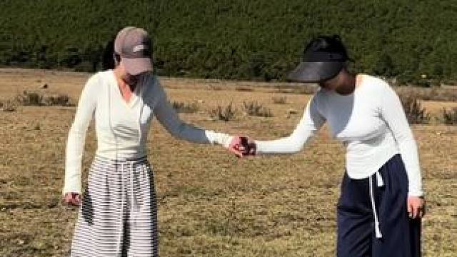 替你们试过了、每天坚持指压板超慢跑真的很神奇，不限年龄场地、在家一边看电视就能轻松锻炼，足底刺激非常