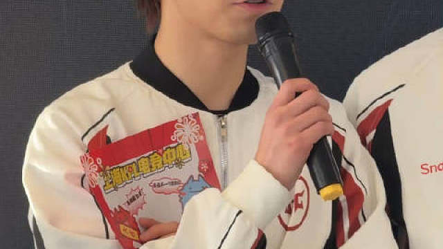 我就说手上怎么突然多了一双筷子，原来是刷到我的菜了无畏真是帅的有点超过了​​​