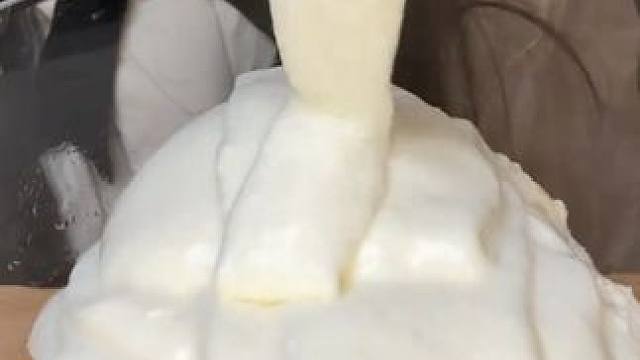 超期待打开盖子，巨厚巨好吃的奶皮子！特别像 蘸着酸奶的冰淇淋蛋糕！#奶皮子  #内蒙古美食  #酸奶