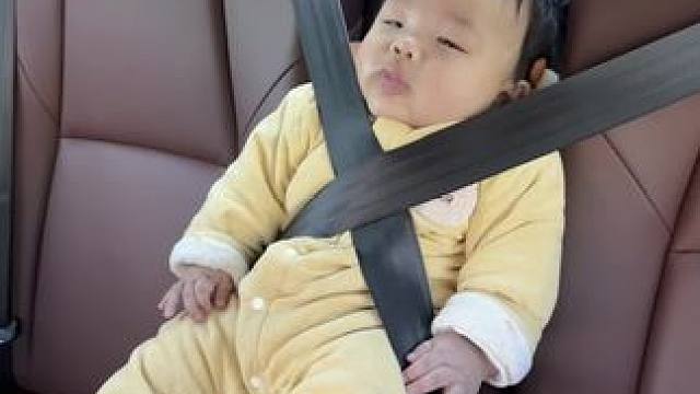被妈妈五花大绑在车上，这门我是非出不可嘛？#人类幼崽迷惑行为大赏 #带娃出门 #春节带娃图鉴 #90
