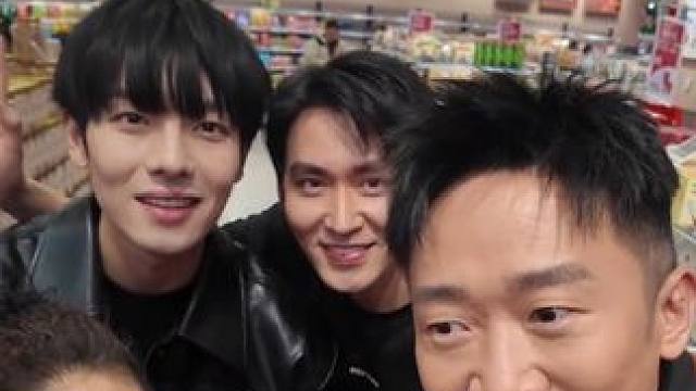 #假期看短剧出现人传人现象  短剧演员全员上桌，今年春节掀起全民追短剧热潮。