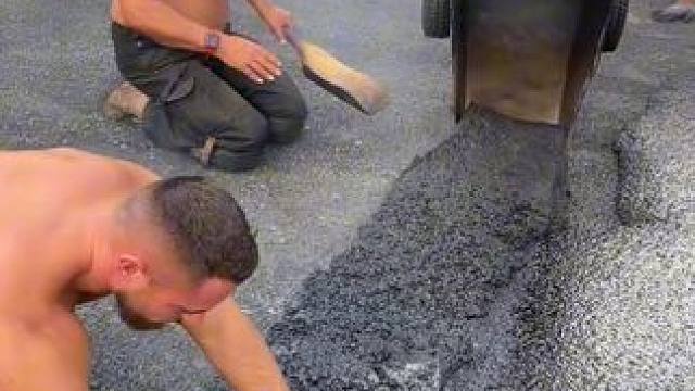 手工搓柏油路技术。#城市美容师 #地面装饰 #道路施工 #沥青摊铺施工 #路面修复