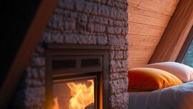 在温暖的阁楼小屋听风雪声怒吼，炉火噼啪作响，助眠氛围 #白噪音 #助眠视频 #温馨的小窝 #深度睡眠