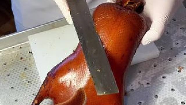 换车方式吃烤鸭！巨无敌香 #街边小吃 #谁懂这一口的好吃程度 #烤鸭