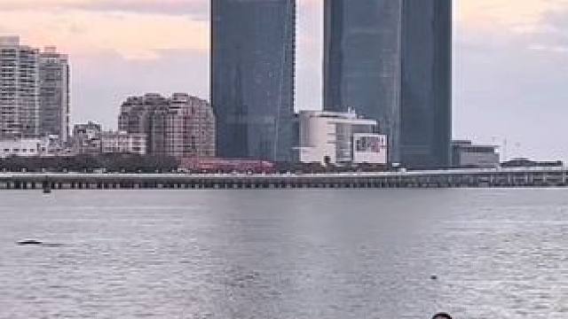 傍晚的双子塔也很美！#双子塔 #手机摄影 #闽南语歌曲 。