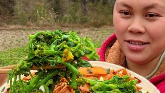 今天用白菜花和胡萝卜做个美味下饭菜 #美食 #农村生活 #美食分享