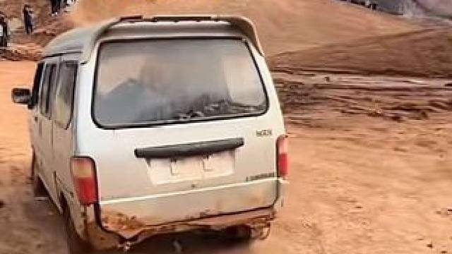 硬派越野和硬要越野的区别#专业动作请勿模仿 #越野有风险玩车需谨慎 #户外越野 #不走寻常路 #随拍