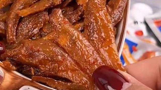 这群小鱼是疯了吧！#科普 #小鱼仔 #三只松鼠 #超便宜超划算 #好吃到停不下来