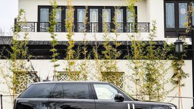 街拍路虎揽胜 因为吃够了生活的苦，所以要攒钱买路虎#路虎揽胜 #街拍 #中国风 #汽车摄影