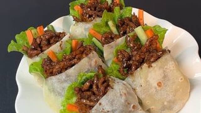 过年吃不完的饺子皮，放在锅里煎一煎，就能做出好吃的京酱肉丝#口袋饼 一口一个真香