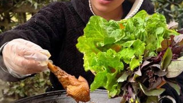 简单炖一锅香辣鸭，配着新鲜蔬菜吃过瘾 #美食 #农村生活 #记录生活