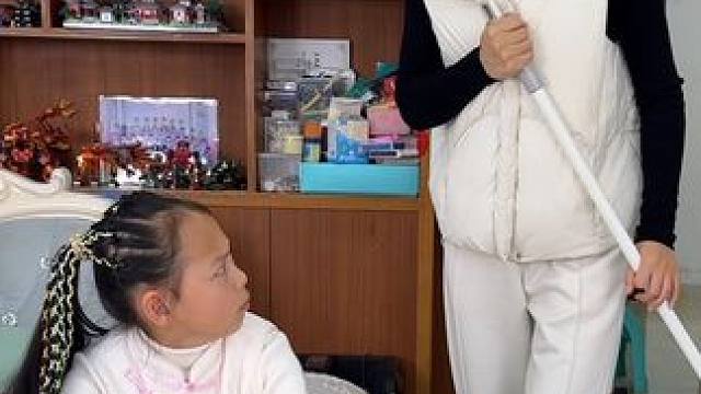 女儿又在数压岁钱了，今天我必须从她这里整走一两张#搞笑家庭欢乐多 #漏风的小棉袄 #压岁钱