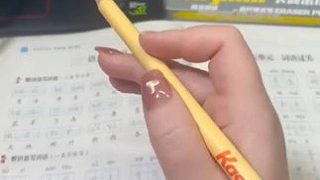 卡西米尔这个新出的铅笔橡皮也太贴心了，可以精准差除一些细节，真的很方便，拿取方便也不容易丟~#橡皮擦