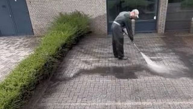 庭院卫生该怎样清理？#极度舒适 #解压视频 #庭院清理 #减压视频 #强迫症看了很享受